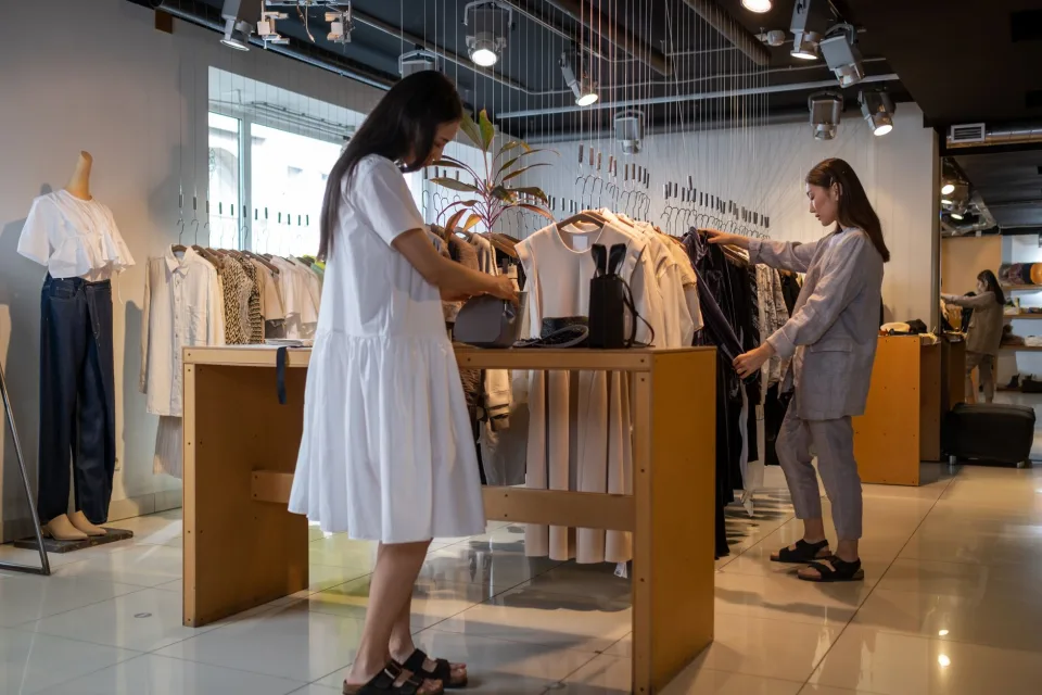 Nhân viên đang tư vấn cho khách